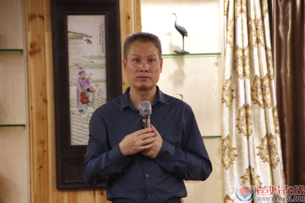 爸妈在线总部召开第二次股改上市工作会议2016年4月21日，爸妈在线总部再次召开中高层领导会议，会议上由爸妈在线董事局主席夏建国先生宣布了最终确定新增加的股东成员的名单，并与新增加成员股东签订了相关合同；他对在爸妈在线开创之初，对爸妈在线投入资金与信赖的股东表示了由衷的敬重与感谢。下午紧接着，召开了总部全体员工大会。夏主席在会上重点强调：作为合伙人，我们心中要装着崇高的使命和信仰，厚德载物，修铸德能来承载一切的健康、幸福和财富。他着重指导大家在新的发展阶段，要攻坚克难、务实创新、迎接挑战。  至2016年3月31日18时止，爸妈在线原始股配置分享完毕， 4月起，爸妈在线股改上市工作、家人购买原始股在相关部门的登记备案与凭证办理等工作有序进行中；在5月初由爸妈在线加盟服务中心将每位认购家人的原始股票凭证陆续快递到各位认购原始股的家人手中。  在21日的总部全员股改会议上，夏建国主席对付出真诚服务的总部加盟服务团队做出了充分的肯定，并要求大家要继续为爸妈在线家人原始股票服务工作周到细致。对于在爸妈在线成长起来的小伙伴们，所有的艰难与磨练都是成就、成长自己的最大机会。夏主席对总部成员以一个亲人与长者的慈爱心栽培，倡导以“慈、俭”为基石，培养坚持不懈的精神，才能最终摘取丰盛的硕果。 爸妈在线董事局副主席、党委副书记、副总裁杨萍女士在会上，她对爸妈在线顺利转型，成功迈向资本市场的新台阶做了脉络清晰的梳理，对爸妈在线平台的经营理念做了精彩的演说。因为爸妈在线是在做心身健康、社会和谐的事业，所以，爸妈在线不断的吸引非常优秀的有爱心的人员来到爸妈在线总部耕耘奉献。爸妈在线总部是一支优秀团结的团队，尤其爸妈在线总部不断改革3月份实现了加盟服务一体化，正在不断完善加盟服务系统建设。我们有缘聚在一起，就是要带领爸妈在线系统加盟商共同创造财富、共同实现梦想、最终回馈社会。  爸妈在线作为一家社会型企业，积极努力承担社会责任，以“为全人类和谐而努力奋斗”为使命。 爸妈在线上市就是为实现更大的价值，完成历史赋予的伟大使命所必须经历的过程。 爸妈在线加盟服务中心总监曹桐勤做工作汇报、总结和经验分享在今年的两会中，国务院总理李克强鼓励股权投资基金的设立，引导股权投资的良性发展。内地即将进入股权投资时代，未来5年，人无股权不富。爸妈在线在全体成员的共同努力、共同拼搏、共同努力下，历经九年发展，爸妈在线取得了辉煌的成果。为了感恩全体爸妈在线人的一路艰辛，爸妈在线将原始股按规定配额分享给一路上支持爸妈在线的家人，让每一个家人在这个大平台上成长，让我们每一个人的价值最大化，让爱流动，最后回馈社会。爸妈在线企宣新闻中心2016年4月22日