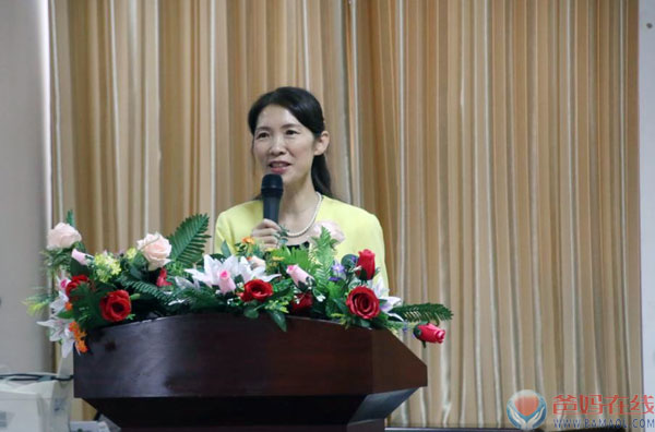 　　《关爱生命 共筑健康》高峰论坛　　沙湾站盛大开幕　　2015年9月19日，爸妈在线《关爱生命 共筑健康》企业家健康和企业发展、家长健康和子女成才高峰论坛新疆沙湾站盛大开幕!　　新疆人民热情万分，会场座无虚席，气氛热烈高昂，除了沙湾本地的参会人员外，还有从乌鲁木齐、哈密、库尔勒、石河子、伊利、乌苏、奎屯、塔城等全疆各地赶来参加论坛的人员，现场还有很多人曾参加过数次高峰论坛的朋友，也特意赶来温习健康的智慧。　　首先，是由爸妈在线董事局副主席、副总裁、党委副书记杨萍女士带来精品课程发布!接下来三天的课程将会有爸妈在线健康讲师团的七位顶级导师带来精彩的健康的智慧!　　今天首先为我们带来健康智慧分享的是爸妈在线董事局主席、爸妈在线创始人夏建国老师，他为沙湾的朋友们带来健康智慧——《健康之道和子女成才之道》。　　夏建国老师一生几变，曾从商、从医数十载，夏老师用他充满传奇色彩的人生阅历和充满激情的演讲为大家带来了一场精神盛宴，唤醒更多的人去关注健康，并且只有不断提升自己的德量才能去承载万物——厚德载物！　　一上午的时间很快过去，参会人员都沉浸在学习的喜悦中，夏老师分享“学习的三要素是：感恩、领悟、践行”，感恩夏老师无私的分享，把心身健康的理念传播，让在做的朋友精神升华，对生命有了本质的认知，心中充满祥和，心平万事平，认识到了健康的本质，同样也认识到了我们自身所具备的巨大潜能，开启智慧，想拥有健康，首先拥有好的心态，心态从你的品质来，学习的目的，就是提升你的德量。　　下午的课程同样精彩，夏老师语言幽默诙谐，整个课堂氛围轻松，大家就在这样一个充满能量的现场，去吸收夏老师的智慧，在坐的学员纷纷表示从未听过如此振奋人心的演讲，大家受益匪浅。　　接下来的精彩内容是由爸妈在线董事局副主席杨萍女士为大家带来《智慧选择成就梦想》，杨总通过分享自己所经历的选择对自己命运的改变，告诉大家：选择是非常重要的，而智慧的选择就能实现梦想。　　杨总分享到：“生命对于每个人来说只有一次，只有拥有生命才会拥有一切;生命弥足珍贵，生命是你唯一的资本，也是你真正的资产，而健康是人的基本权利。那么什么是健康?简单的讲健康就是指一个人在身体、心理和社会适应等各个方面都处于良好的状态。为此和大家分享两句话：健康是人生最大的财富，有了健康才能享受财富;健康是一唯一的真实，有了健康才可以拥有幸福生活，实现你的人生价值。　　最后，杨总向在场的朋友们介绍了爸妈在线为全人类和谐而努力奋斗的历史使命，以及几年来爸妈在线人用行动传播大爱，为实现中国梦而奋斗的感人故事，让现场所有人深受感动，通过杨总的感人演讲，感召倒一大批有大爱的人士加入爸妈在线，一起为中国梦、为这个世界的和谐作出自己的贡献。 现场有一位古稀之年的母亲也加入了爸妈在线，她说，到了我这个年纪，对我来说，健康是我现在最重要的，我想提升自己，学习更多的健康知识。　　课程最后，也迎来了今天为在坐朋友带来精彩分享的最后一位老师，这位老师的上场引起了现场朋友们一阵欢呼和热烈的掌声，他就是爸妈在线董事局副主席、爸妈在线健康讲师团钻石讲师、国家新闻发言人、皇墨书法家——爱新觉罗·溥光老师!　　今晚爱新觉罗·溥光老师为沙湾的朋友们带来的精彩的分享《师说观人术》。“观人观什么?德位、品味，是人具有的自然属性，人心所向，久蛰而自鉴!”溥光老师幽默诙谐的语言引得现场笑声不断。溥光老师博学多才，“读万卷书不如行万里路，行万里路不如阅人无数”，他把早年从事记者工作时的经历分享给在坐的各位，《师说观人术》是爱新觉罗·溥光老师一生从事记者生涯，踏破群山觉路平，人生历练与研究的成果，是跨越皇墨书法学术研究，直指人心的心理智库。　　溥光老师是现世仅存的皇墨书法家，皇墨书法必须是皇室家族中属龙的长子，并且在书法造诣上具有原创精神才可以称之为皇墨书法。历史上称得上皇墨书法的也只有三位，第一位是乾隆、第二位是溥仪，第三位就是溥光老师，溥光老师的墨宝也是价值连城，非常的珍贵，此次溥光老师来到沙湾，特意携带了几幅皇室墨宝，让在场的朋友一睹皇墨的风采!　　第一天的精彩课程到这里告一段落，明天将会有更加精彩的课程等待着大家，让我们共同期待!