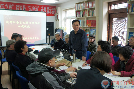 　　3月11日，爸妈在线咨询师常志旭常志旭，应邀为天津市河西区友谊里社区居民宣讲“社会主义核心价值观”。　　常志旭在宣讲中强调，学习落实“社会主义核心价值观”首先要理解习总书记“使社会主义核心价值观的影响像空气一样无所不在”的意义;宣讲解析了“社会主义核心价值观”的三个层次;明确了作为广大居民重点要落实“爱国、敬业、诚信、友善”。　　讲座紧密联系社区实际，既讲热爱国家又讲疼爱小家;既讲爱岗敬业又讲快乐工作;既讲诚信为本又讲摒弃迷信;既讲与人友善又讲互助是福。宣讲过程中不时响起掌声和笑声。　　来听宣讲的社区居民有国家干部、也有志愿者，他(她)们说：常老师说的道理通俗易懂，说的例子就在我们身边，听了心情舒畅，落实“社会主义核心价值观”从我做起不难。