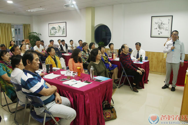 你要问我爸妈在线是做什么的？我将简单通俗的告诉你：爸妈在线做的就是帮助需要帮助的有缘人，使他们身强力壮、家庭幸福、子女成才。”——11月7日，爸妈在线副总裁徐建寿老师为健康讲师团讲师们做了一天有关“演讲营销、提升讲师生命品质“的培训。