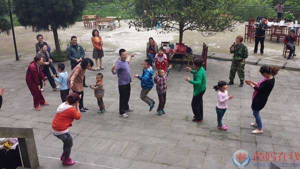 　　爸妈在线达州中心组织“户外烧烤”暨“亲子游园”活动　　爸妈在线达州心身健康服务中心　　为践行爸妈在线“关爱生命、和谐生活、快乐人生、回归自然”的宗旨，丰富爸妈在线达州中心家人们的业余生活、促进家人们的交流，增强其归属感，２０１４年４月２７日，爸妈在线达州市心身健康服务中心特在大竹县风景秀丽的云雾峡山庄进行了“户外烧烤”暨“亲子游园”活动。　　（图一 “户外烧烤”现场）　　当天一大早，大家拿着事先准备好的烧烤工具及肉食、各类蔬菜、水果整装出发。来到云雾峡烧烤场地，大家燃起炭火，清洗蔬菜，几位家人坐下来在准备好的烧烤工具上大展身手，俨然一副专业的烧烤范儿。天公作美，整个烧烤活动从早上１０点持续到下午２点。烧烤棚里，大家围在烤炉旁谈笑风生，忙得不亦乐乎，还不时分享自己的劳动成果和烧烤经验，整个场面其乐融融。男女老少，兵分两路，串食的串食，烧烤的烧烤，爽朗欢快的笑声把大家带回了童真时代。　　（图二 “做相反”亲子游戏）　　活动最后，在王瑛主任建议下，由孙霞老师带着孩子和家人们围在一起玩起亲子活动。“大脚穿小鞋，小脚穿大鞋”、“做相反”、“两人三足”、“手指游戏”等活动赢得了大家的喜爱。结束后，活动评选出了 “最无畏小宝贝”、“最轻快小宝贝”两项大奖。整个活动欢声笑语，精彩竞争的场面层出不穷，孩子们和父母一起，群策群力，通力合作，加油声、欢笑声犹如夏日的太阳一般热烈。活动中，家人们纷纷表示：由于平时工作比较忙，和孩子单独相处的时间很少，这样的活动不仅有利于培养孩子的合作意识和动手能力，更重要的是让父母有机会和孩子一起玩，增进与孩子的感情。　　（图三 参加亲子活动的部分家人合影）　　本次户外活动是中心第一次放到室外举行的家人联谊活动。家人们们在怡人的山水之间享受烧烤的乐趣，孩子的欢颜，释放工作的压力。促进了相互了解和沟通，感受爸妈在线大家庭的和谐与温馨，以更好的心情、更多的经历投入到工作和生活中。