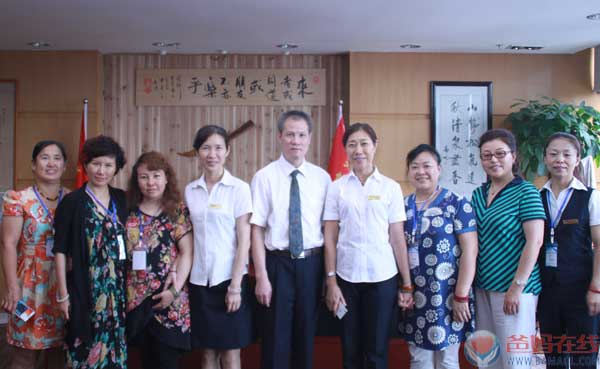 胡煜总裁陪同家人参观爸妈在线总部