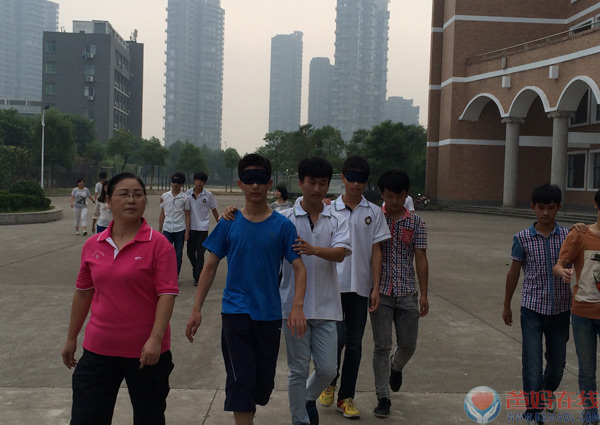 新余市一中心灵花园心理社团成员做心理拓展活动——“信任之旅”。