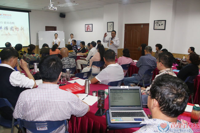 你要问我爸妈在线是做什么的？我将简单通俗的告诉你：爸妈在线做的就是帮助需要帮助的有缘人，使他们身强力壮、家庭幸福、子女成才。”——11月7日，爸妈在线副总裁徐建寿老师为健康讲师团讲师们做了一天有关“演讲营销、提升讲师生命品质“的培训。