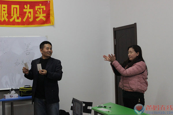 　　在清明节假期期间，爸妈在线齐齐哈尔市心身健康咨询中心、心脑成像积极心理学分院、齐齐哈尔市心理学会联合举办了首届心脑成像积极心理学讲师培训班，培训导师鹿凤山副教授。鹿凤山是中国梦·关心下一代心身健康讲师团特级讲师、北京西商国际心理医学研究院心脑成像积极心理学分院院长、爸妈在线齐齐哈尔市心身健康服务中心主任、齐齐哈尔医学院心理健康教育教研室主任、齐齐哈尔市心理学会秘书长、青少年心理研究会副会长。同时，鹿凤山老师也是心脑成像积极心理学的研发者，心脑成像技术的创始人。　　主持人庞瑞华老师致词　　心脑成像技术创始人、培训导师鹿凤山　　大家通过视频进行学习和训练　　参加培训的除了有齐齐哈尔市、县的各个初高中学校教师外，还有从河北沧州及内蒙扎兰屯、牡丹江市远道而来的教师。心脑成像讲师培训核心内容包括三个方面：一是藉由问题启动思考，打开心门;二是借助工具呈现真相，与道同行;三是宁静心灵明见心性，自觉觉他。　　学员自我风采展示　　课堂上，鹿教授讲授的积极心理学专业技术让大家耳目一新，博得了学员热烈的掌声。怎么样利用我们自身的工具——手，来做积极、正向、肯定、有趣的心理测试，让人大开眼界，拍案叫绝。在宁心训练时，向内反观自己，哪里存在问题，自己与内心和谐吗?利用神奇的彩虹卡、涟漪卡、心灵图卡来思考回答问题，用经典赞美的语言给人以积极向上的心理调整，大家感受到宁静的心灵会提升我们的境界。　　在三天的大课里，不但有专业知识的学习，鹿老师渊博的知识还涵盖了祖国传统文化、医学、宗教信仰、天文地理等知识在心理学中的应用技术。　　手的测试，善恶明见　　学员们在进行基本功训练　　学员们正在进行基本练习　　学员们正在进行基本练习　　“大胆探索、小心求证、开拓创新”是心脑成像积极心理学的最大特色。学员们为培训中的所学、所见、所得深深震撼了，很多学员表示，积极心理学的实用技术颠覆了传统的思维。　　鹿教授告知大家，心理学是一门严谨科学。它从实践中来，到实践中去，“生活是最好的导师”。要做一个合格的心理咨询师，一定要自我成长，不断提升心灵境界，多增加自己的学识，以积极的心理来做指导，向上发挥正能量，要不断的厉兵秣马才能迎接挑战，做传播爱的火种，为救助者提供帮助，才能为他们在黑暗中点亮心灯。　　心脑成像积极心理学——真人 善念 利他心