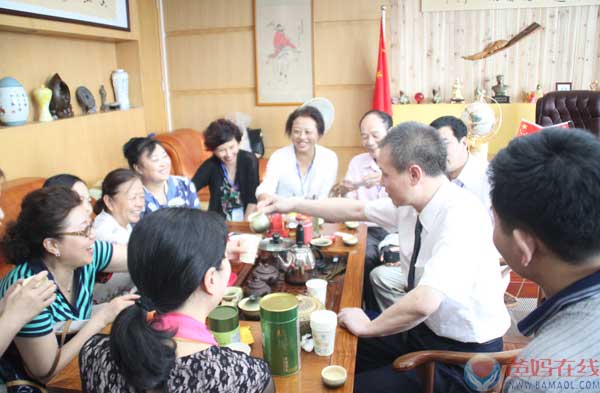 胡煜总裁陪同家人参观爸妈在线总部