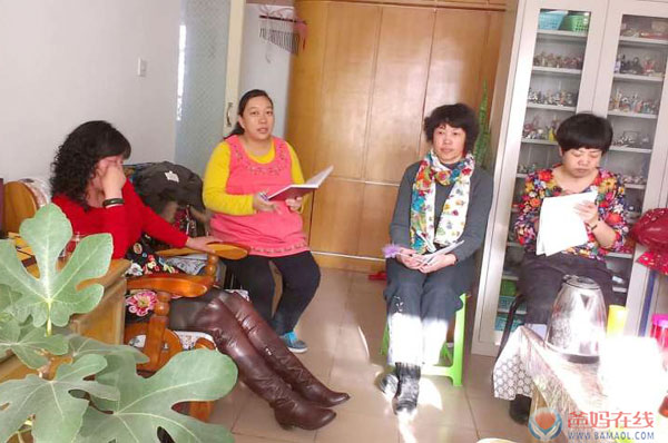 　　2015年2月，爸妈在线哈密心身健康中心的家人们聚在一起，举办2015年度第二次沙龙活动。国家注册心身养生导师陈玉清老师为大家带来一堂公益课心身养生技术之《食物养生》。　　朱晓萍老师用自己的专业知识为大家讲解中医的酸味与现代所说的酸性食物的区别。参加的老师们各抒己见，长了知识喽，非常开心。大家恭祝陈玉清老师顺利诞下宝宝。