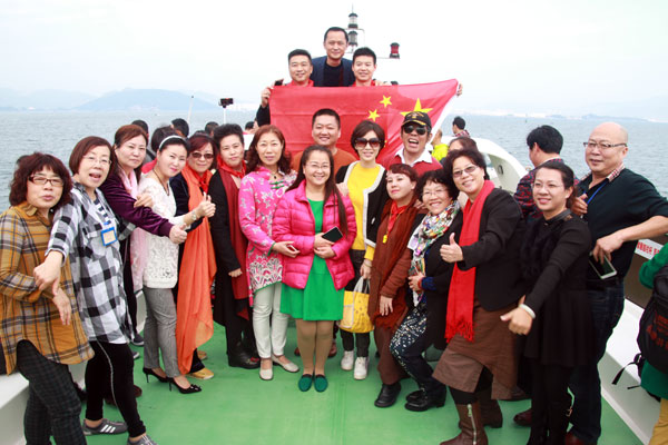 踏惊涛骇浪 感大海胸怀