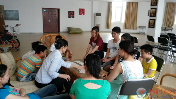 　　爸妈在线镇江心身健康咨询中心公益小组7月3日下午2点再次走进镇江福利院，让我们的爱永远和孩子们在一起!