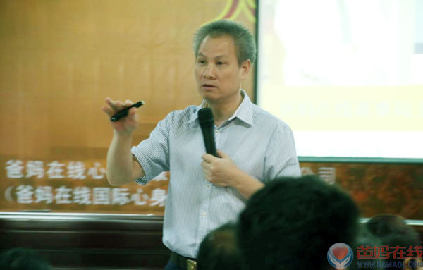 　　《关爱生命 共筑健康》高峰论坛　　沙湾站盛大开幕　　2015年9月19日，爸妈在线《关爱生命 共筑健康》企业家健康和企业发展、家长健康和子女成才高峰论坛新疆沙湾站盛大开幕!　　新疆人民热情万分，会场座无虚席，气氛热烈高昂，除了沙湾本地的参会人员外，还有从乌鲁木齐、哈密、库尔勒、石河子、伊利、乌苏、奎屯、塔城等全疆各地赶来参加论坛的人员，现场还有很多人曾参加过数次高峰论坛的朋友，也特意赶来温习健康的智慧。　　首先，是由爸妈在线董事局副主席、副总裁、党委副书记杨萍女士带来精品课程发布!接下来三天的课程将会有爸妈在线健康讲师团的七位顶级导师带来精彩的健康的智慧!　　今天首先为我们带来健康智慧分享的是爸妈在线董事局主席、爸妈在线创始人夏建国老师，他为沙湾的朋友们带来健康智慧——《健康之道和子女成才之道》。　　夏建国老师一生几变，曾从商、从医数十载，夏老师用他充满传奇色彩的人生阅历和充满激情的演讲为大家带来了一场精神盛宴，唤醒更多的人去关注健康，并且只有不断提升自己的德量才能去承载万物——厚德载物！　　一上午的时间很快过去，参会人员都沉浸在学习的喜悦中，夏老师分享“学习的三要素是：感恩、领悟、践行”，感恩夏老师无私的分享，把心身健康的理念传播，让在做的朋友精神升华，对生命有了本质的认知，心中充满祥和，心平万事平，认识到了健康的本质，同样也认识到了我们自身所具备的巨大潜能，开启智慧，想拥有健康，首先拥有好的心态，心态从你的品质来，学习的目的，就是提升你的德量。　　下午的课程同样精彩，夏老师语言幽默诙谐，整个课堂氛围轻松，大家就在这样一个充满能量的现场，去吸收夏老师的智慧，在坐的学员纷纷表示从未听过如此振奋人心的演讲，大家受益匪浅。　　接下来的精彩内容是由爸妈在线董事局副主席杨萍女士为大家带来《智慧选择成就梦想》，杨总通过分享自己所经历的选择对自己命运的改变，告诉大家：选择是非常重要的，而智慧的选择就能实现梦想。　　杨总分享到：“生命对于每个人来说只有一次，只有拥有生命才会拥有一切;生命弥足珍贵，生命是你唯一的资本，也是你真正的资产，而健康是人的基本权利。那么什么是健康?简单的讲健康就是指一个人在身体、心理和社会适应等各个方面都处于良好的状态。为此和大家分享两句话：健康是人生最大的财富，有了健康才能享受财富;健康是一唯一的真实，有了健康才可以拥有幸福生活，实现你的人生价值。　　最后，杨总向在场的朋友们介绍了爸妈在线为全人类和谐而努力奋斗的历史使命，以及几年来爸妈在线人用行动传播大爱，为实现中国梦而奋斗的感人故事，让现场所有人深受感动，通过杨总的感人演讲，感召倒一大批有大爱的人士加入爸妈在线，一起为中国梦、为这个世界的和谐作出自己的贡献。 现场有一位古稀之年的母亲也加入了爸妈在线，她说，到了我这个年纪，对我来说，健康是我现在最重要的，我想提升自己，学习更多的健康知识。　　课程最后，也迎来了今天为在坐朋友带来精彩分享的最后一位老师，这位老师的上场引起了现场朋友们一阵欢呼和热烈的掌声，他就是爸妈在线董事局副主席、爸妈在线健康讲师团钻石讲师、国家新闻发言人、皇墨书法家——爱新觉罗·溥光老师!　　今晚爱新觉罗·溥光老师为沙湾的朋友们带来的精彩的分享《师说观人术》。“观人观什么?德位、品味，是人具有的自然属性，人心所向，久蛰而自鉴!”溥光老师幽默诙谐的语言引得现场笑声不断。溥光老师博学多才，“读万卷书不如行万里路，行万里路不如阅人无数”，他把早年从事记者工作时的经历分享给在坐的各位，《师说观人术》是爱新觉罗·溥光老师一生从事记者生涯，踏破群山觉路平，人生历练与研究的成果，是跨越皇墨书法学术研究，直指人心的心理智库。　　溥光老师是现世仅存的皇墨书法家，皇墨书法必须是皇室家族中属龙的长子，并且在书法造诣上具有原创精神才可以称之为皇墨书法。历史上称得上皇墨书法的也只有三位，第一位是乾隆、第二位是溥仪，第三位就是溥光老师，溥光老师的墨宝也是价值连城，非常的珍贵，此次溥光老师来到沙湾，特意携带了几幅皇室墨宝，让在场的朋友一睹皇墨的风采!　　第一天的精彩课程到这里告一段落，明天将会有更加精彩的课程等待着大家，让我们共同期待!