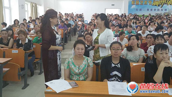 　　《黑龙江省中心主任陈景英为双鸭山市作家庭教育讲座》上《双鸭山日报》头条　　7月16日至17日，应市心理咨询中心邀请，爸妈在线黑龙江省心理咨询中心主任、国家二级心理咨询师陈景英来我市作了三场公益讲座。　　针对第一中学、一中附小的家长和社会有需求的家长群体，陈景英分别以《家长如何帮助孩子圆梦高考》、《家长好好学习 孩子天天向上》、《家长如何陪伴孩子健将快乐成长》为题，结合一系列的图片、视频、案例，通过互动和心理放松冥想等方式，从心理学角度深入浅出、幽默风趣地为家长们快速分析孩子的学习问题、影响孩子学习成绩的最大原因、当前家庭教育中出现的家长和孩子之间错误的沟通方式，揭示了家庭教育对孩子成长的重要性，并详细为家长提供了科学的家庭教育方法和行之有效的措施，唤醒家长内在爱的源泉，提升家长的育人智慧和能量，引导家长走上亲子共同学习成长之路，建立更加融洽和谐的亲子共处关系，培养孩子成为身心健康、全面发展的人。　　讲座结束后，陈景英还耐心解答家长们在教育孩子过程中遇到的各种困惑，受到家长们的一致好评。　　在三场讲座中，台上讲师讲得认真，台下家长听得仔细、记得认真，不时有掌声回荡在会场中，讲座在轻松愉悦的氛围下进行着。三场讲座内容丰富多彩、寓教于乐，为家长们带来了一场心灵滋润的及时雨。　　据了解，爸妈在线黑龙江省心理咨询中心是爸妈在线国际心身健康产业服务集团授权在黑龙江省唯一指定的省级分中心，陈景英作为该中心的负责人，自1998年以来一直从事学生心理辅导、家庭教育指导及学生学科问题调整等工作，有17年数理化中高考教学经验，被誉为“实战派学能专家”、“潜能动力提升专家”。她是中国关心下一代幸福工程高级讲师、高级家庭教育顾问，是《好孩子“N+1”培优计划》设计师、《中小学生五步高效学习法》研创人。