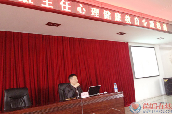 　　积极心理学进校园活动报道　　2014年5月9日，齐齐哈尔医学院心理咨询中心主任鹿凤山副教授在齐市第二中学为建华区100余名小学班主任进行了为时90分钟的心理健康培训。　　鹿老师从小游戏“比长短”开始，用简单的两支笔形象的展现了在日常生活中错觉的产生，引发了现场人员浓厚的兴趣。其次，鹿老师图文并茂的讲解了传统心理学与积极心理学的区别，从“习得性无助”到“习得性乐观”，明确人们处理问题的方式是可以建构的。当我们选择用积极、正向的思维去面对、解决问题时，答案便有所不同。同时鹿老师还用“说文解字”和“看图说话”两种新颖的教学方法将心理学与国学、传统文化相结合，意在告诉大家，在积极乐观的同时还要与人为善，因为在能量等级图中，当你得到肯定、与人为善的时候能量等级处在较高水平，也能体会到更多的快乐与满足。　　活动的最后，鹿老师向大家介绍了积极心理学工具：彩虹卡、涟漪卡，邀请现场有兴趣或有困惑的老师上前抽取，大家积极的抽取并频频的点头，卡片上几句简单的话语让人思绪万千，“我已经受到了启发”一位刚刚抽取的男老师讲到。　　心理学本身就是与生活紧密相关的学科，积极心理学的出现更是现在心理学发展的必然趋势，所以，希望大家充分运用积极心理学去过一个成功快乐的人生!