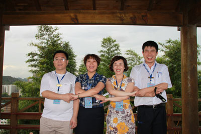 心博会组委会成员心手相连促和谐