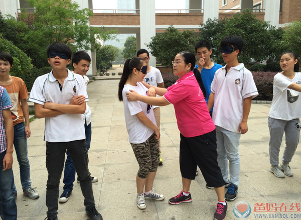 新余市一中心灵花园心理社团成员做心理拓展活动——“信任之旅”。