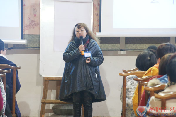 　　学习感悟（一）思维一变空间无限杨鸿雁：学习感悟两则　　当我们遇到一个难以解决的问题时，请先把自己的心从事件中抽离出来，不要陷入痛苦的情绪，因为情绪于事无补于事无益，也无法改变事实，智慧才是打开障碍大门的钥匙。　　当我们冷静的面对问题时，请先树立坚定的信念，我们的存在就是为了解决问题，我们人类的智慧是以解决个人面临的种种看似很大实则渺小的困惑。　　当我们的信心坚定时，请先反观自己，我们的困境都是我们自己内心的呈现，在反思中我们会发现问题的缘由。　　当我们找到缘由时，请先打开自己的智慧，我们可以多方请教找方法，也可以通过内观启迪自己的智慧。　　当我们开始打开自己的智慧，请一定将改变聚焦在自己身上，我们的一心一念，都是造成今天的困境，方法是一架梯子　　当我们的智慧之门打开，我们会发现原来一切的困境都是我们人生最宝贵的财富，接纳发生的一切，感恩一切的发生，我们的人生喜悦圆满，事事如此，人人如此，永远如此。　　当我们感受到无边的喜悦时，我们的爱会源源不断，滋培我们的生命，温暖我们周围越来越多的人，一个人的改变必将会带动群人的改变，大家的改变，就会带来我们全人类的幸福和谐喜悦的生活。　　因为我们彼此的生命息息相关，我们都是血脉相连的一家人。　　如果这篇文章触动了你，请从当下出发，开始我们崭新美好的新生活，改变自己，成就人生!　　学习感悟（二）智慧长存自在无边　　在我们的日常生活中，总是会为各种为各种关系而烦恼，在家里有亲子关系、夫妻关系、家庭关系，在单位有人事关系，社会关系。我们被这种关系折磨的晕头转向，痛苦不堪，我们为什么会有这些烦恼?又该如何解除这些痛苦呢?　　我们时常面对子女教育失败，工作压力大，身体健康每况愈下，失去亲人的无奈，生命中有太多事情我们无法把握，我们的人生难道真的如此悲情了吗?我们生而为人真的如此无能吗?　　烦恼即菩提，每一个烦恼都是我们通往自由的阶梯，你烦恼的就是你执着的，你执着什么就被什么所控制，放下最爱，放下一切，我们需要学习圆融的智慧。　　智慧分五个层次，第一层次的白色智慧，源于我们生命本能生存的需要，受各种限制，如原始社会，第二层次是红色智慧，源于生命欲望、利益的需要，人性的基本需求，人们为了争夺生存空间，控制财富、利益在相互争斗中血腥而残酷。第三层次的智慧是黄色智慧，源于权利和利益，科技发展拉近了人与万物的距离，给生活带来极大的便利，也使人类社会矛盾加剧，对资源的索取加剧。文明社会源于智慧，同时又在消耗智慧并且毁于智慧。第四种智慧是绿色智慧，源于人类对自然和谐状态的追求，对自然规律的探求，是一种利他的智慧，人类智慧与自然规律融为一体，关爱生命，和谐生活，快乐人生，回归自然。第五种智慧是蓝色智慧，智慧就是自然，自然就是智慧，接近了智慧的本源，出于不同的智慧层次就会有相应的烦恼和喜悦，只有平衡的智慧才能维持世界的和谐，我们也只有不断提升自己的生命品质才能找到所有痛苦的根源，去因化果，享受到自然美好的喜悦人生。　　佛说，智慧不可赐。我们每一个独特的生命都会有自己伟大的价值，思维一变，空间无限，只要勇于探索，在一心一念间，举手投足间修练自己的心性。我们都会找到属于自己的幸福人生。