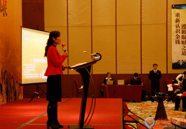 爸妈在线董事局副主席杨萍为秦皇岛高峰论坛致辞