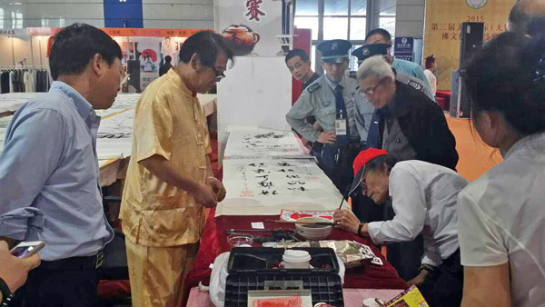 　　我是爱新觉罗溥光，我来自香港，叁山五岳开道，我来了;