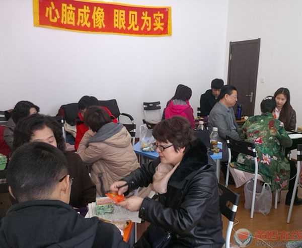 　　在清明节假期期间，爸妈在线齐齐哈尔市心身健康咨询中心、心脑成像积极心理学分院、齐齐哈尔市心理学会联合举办了首届心脑成像积极心理学讲师培训班，培训导师鹿凤山副教授。鹿凤山是中国梦·关心下一代心身健康讲师团特级讲师、北京西商国际心理医学研究院心脑成像积极心理学分院院长、爸妈在线齐齐哈尔市心身健康服务中心主任、齐齐哈尔医学院心理健康教育教研室主任、齐齐哈尔市心理学会秘书长、青少年心理研究会副会长。同时，鹿凤山老师也是心脑成像积极心理学的研发者，心脑成像技术的创始人。　　主持人庞瑞华老师致词　　心脑成像技术创始人、培训导师鹿凤山　　大家通过视频进行学习和训练　　参加培训的除了有齐齐哈尔市、县的各个初高中学校教师外，还有从河北沧州及内蒙扎兰屯、牡丹江市远道而来的教师。心脑成像讲师培训核心内容包括三个方面：一是藉由问题启动思考，打开心门;二是借助工具呈现真相，与道同行;三是宁静心灵明见心性，自觉觉他。　　学员自我风采展示　　课堂上，鹿教授讲授的积极心理学专业技术让大家耳目一新，博得了学员热烈的掌声。怎么样利用我们自身的工具——手，来做积极、正向、肯定、有趣的心理测试，让人大开眼界，拍案叫绝。在宁心训练时，向内反观自己，哪里存在问题，自己与内心和谐吗?利用神奇的彩虹卡、涟漪卡、心灵图卡来思考回答问题，用经典赞美的语言给人以积极向上的心理调整，大家感受到宁静的心灵会提升我们的境界。　　在三天的大课里，不但有专业知识的学习，鹿老师渊博的知识还涵盖了祖国传统文化、医学、宗教信仰、天文地理等知识在心理学中的应用技术。　　手的测试，善恶明见　　学员们在进行基本功训练　　学员们正在进行基本练习　　学员们正在进行基本练习　　“大胆探索、小心求证、开拓创新”是心脑成像积极心理学的最大特色。学员们为培训中的所学、所见、所得深深震撼了，很多学员表示，积极心理学的实用技术颠覆了传统的思维。　　鹿教授告知大家，心理学是一门严谨科学。它从实践中来，到实践中去，“生活是最好的导师”。要做一个合格的心理咨询师，一定要自我成长，不断提升心灵境界，多增加自己的学识，以积极的心理来做指导，向上发挥正能量，要不断的厉兵秣马才能迎接挑战，做传播爱的火种，为救助者提供帮助，才能为他们在黑暗中点亮心灯。　　心脑成像积极心理学——真人 善念 利他心