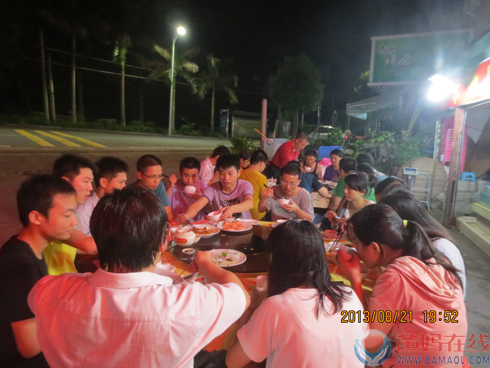 大伙在户外享受海鲜大餐.JPG