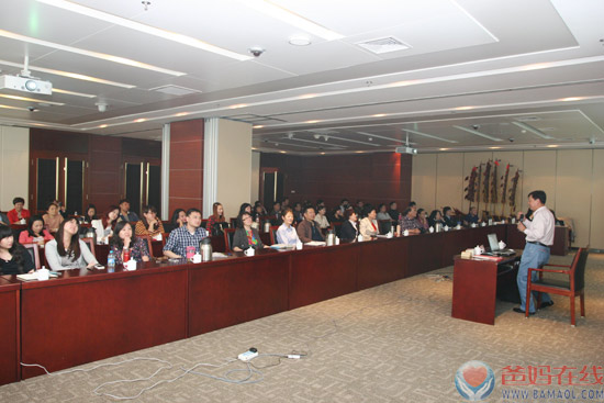 　　4月23日、24日，应天津市津燃华润燃气公司邀请，爸妈在线咨询师常志旭，先后两场为燃气客服中心员工做职场减压培训。　　燃气客服中心是面对燃气用户的服务窗口，为天津市260万用户提供24小时的热线服务。职业特点需要每一位员工都要具备良好的心理素质。然而随着工作年限的增长，各类疑难问题的增加，员工职场压力越来越大。有的回家心静不下来，有的把委屈向家人发泄，甚至有的夜里做恶梦。　　常志旭老师以“端水杯的感觉”小实验为开场，说明职场压力是工作本身、人际关系、环境因素等诸多因素给我们造成的一种紧张感。适当的压力可以使人充实和上进，但是，压力过大或者这种紧张感过于持久则会出现焦虑烦躁，抑郁不安等心理障碍，乃至心理疾病。　　培训中，常老师用测试题和观察图片的方法，让员工知道自己的职场压力程度;用大量实例说明压力源头;提出放松、转移、升华三种减压的具体做法。现场，助教王东燕老师引导员工做了催眠放松的体验。　　客服中心领导和员工都感觉这次培训别开生面、生动有效，表示要拟定日常进行心理培训的方案。　　运用图片测试客服人员心理压力程度　　为员工讲解缓解压力方案　　指导员工做心理相容游戏　　助教指导客服人员做催眠放松