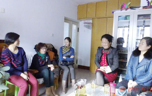 　　2015年1月爸妈在线新疆哈密心身健康咨询中心第一次公益沙龙活动成功举办。各位咨询师和爱好者回顾学习心理养生知识，达到心身健康、关系和谐的益处。展望未来，为弘扬中华古圣先贤智慧文化，继续重德为本，平衡做人，不断净化自己，让心身更和谐健康。