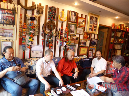 爸妈在线总裁胡煜拜访世界着名书画家龙黔石先生 爸妈在线总裁胡煜拜访世界着名书画家龙黔石先生