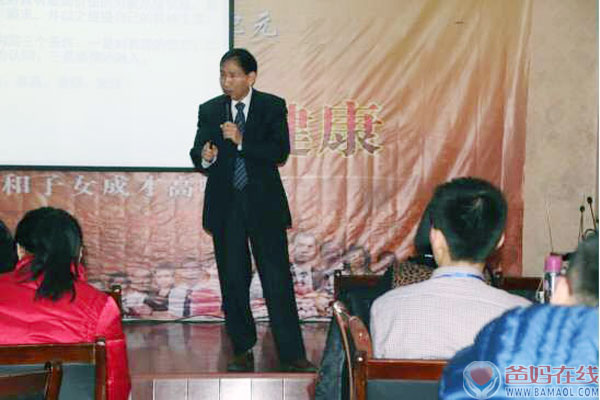 爸妈在线《关爱生命 共筑健康》枣庄站高峰论坛进行到第二天依然是精彩不断。上午是由爸妈在线健康讲师团钻石讲师金武官老师带来的《心灵种树重构信仰》，在短短的两个小时里，金老师分享了他研究了几十年的心灵种树课程体系，他四十九年不抱怨的生活态度让在场的学员震惊不已，很多学员表示，听了金教授的课，感觉心灵被净化了一样，充满愉悦和感恩。