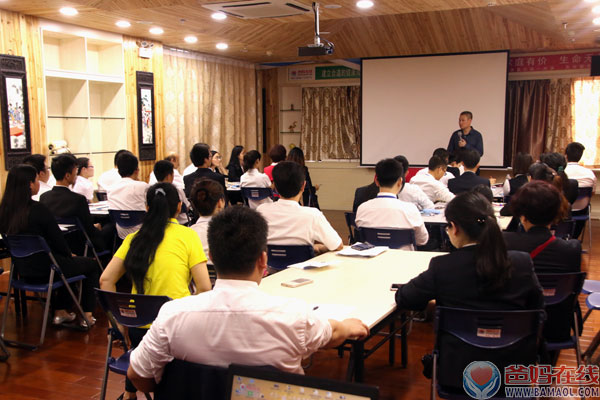 爸妈在线总部召开第二次股改上市工作会议2016年4月21日，爸妈在线总部再次召开中高层领导会议，会议上由爸妈在线董事局主席夏建国先生宣布了最终确定新增加的股东成员的名单，并与新增加成员股东签订了相关合同；他对在爸妈在线开创之初，对爸妈在线投入资金与信赖的股东表示了由衷的敬重与感谢。下午紧接着，召开了总部全体员工大会。夏主席在会上重点强调：作为合伙人，我们心中要装着崇高的使命和信仰，厚德载物，修铸德能来承载一切的健康、幸福和财富。他着重指导大家在新的发展阶段，要攻坚克难、务实创新、迎接挑战。  至2016年3月31日18时止，爸妈在线原始股配置分享完毕， 4月起，爸妈在线股改上市工作、家人购买原始股在相关部门的登记备案与凭证办理等工作有序进行中；在5月初由爸妈在线加盟服务中心将每位认购家人的原始股票凭证陆续快递到各位认购原始股的家人手中。  在21日的总部全员股改会议上，夏建国主席对付出真诚服务的总部加盟服务团队做出了充分的肯定，并要求大家要继续为爸妈在线家人原始股票服务工作周到细致。对于在爸妈在线成长起来的小伙伴们，所有的艰难与磨练都是成就、成长自己的最大机会。夏主席对总部成员以一个亲人与长者的慈爱心栽培，倡导以“慈、俭”为基石，培养坚持不懈的精神，才能最终摘取丰盛的硕果。 爸妈在线董事局副主席、党委副书记、副总裁杨萍女士在会上，她对爸妈在线顺利转型，成功迈向资本市场的新台阶做了脉络清晰的梳理，对爸妈在线平台的经营理念做了精彩的演说。因为爸妈在线是在做心身健康、社会和谐的事业，所以，爸妈在线不断的吸引非常优秀的有爱心的人员来到爸妈在线总部耕耘奉献。爸妈在线总部是一支优秀团结的团队，尤其爸妈在线总部不断改革3月份实现了加盟服务一体化，正在不断完善加盟服务系统建设。我们有缘聚在一起，就是要带领爸妈在线系统加盟商共同创造财富、共同实现梦想、最终回馈社会。  爸妈在线作为一家社会型企业，积极努力承担社会责任，以“为全人类和谐而努力奋斗”为使命。 爸妈在线上市就是为实现更大的价值，完成历史赋予的伟大使命所必须经历的过程。 爸妈在线加盟服务中心总监曹桐勤做工作汇报、总结和经验分享在今年的两会中，国务院总理李克强鼓励股权投资基金的设立，引导股权投资的良性发展。内地即将进入股权投资时代，未来5年，人无股权不富。爸妈在线在全体成员的共同努力、共同拼搏、共同努力下，历经九年发展，爸妈在线取得了辉煌的成果。为了感恩全体爸妈在线人的一路艰辛，爸妈在线将原始股按规定配额分享给一路上支持爸妈在线的家人，让每一个家人在这个大平台上成长，让我们每一个人的价值最大化，让爱流动，最后回馈社会。爸妈在线企宣新闻中心2016年4月22日