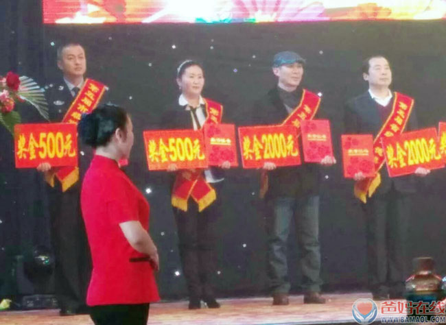 爸妈在线中心主任曹艳萍获双鸭山市道德模范奖11月3日，双鸭山市举办“德耀双鸭山”精神文明建设颁奖仪式，表彰近两年来荣获各级精神文明建设荣誉称号的先进集体和个人，爸妈在线双鸭山市中心主任曹艳萍弘扬社会正气，传播真善美，凝聚正能量，获得双鸭山市个人道德模范称号! 市委常委、市委宣传部长朱晓华在致辞时说，百行德为首。党的十八大以来，在市委的坚强领导下，在双鸭山市市委的领导下，爸妈在线双鸭山市中心在主任曹艳萍的带领下主动承担传播文明精神的使命，凝心聚力抓好精神文明建设，构筑起推动全市创新发展的强大精神动力，尤其在心身健康领域，注重生命品质修行，牵头做好关爱老年人心身健康、未成年人心身健康等。 朱晓华强调，当前，双鸭山市正处在滚石上山、转型发展的关键时期，更加需要我们站在新起点，面对新形势，爸妈在线双鸭山市中心一定会大力培育和践行社会主义核心价值观，让核心价值内化于心，外化于行;我们要大力加强社会公德、职业道德、家庭美德、个人品德建设，营造全社会崇德向善的浓厚氛围;我们要大力加强党风政风、社风家风建设，让城市精神在广大市民心中生根发芽;我们要大力宣传精神文明建设先进典型，充分发挥榜样的作用，引导和推动全市人民树立文明观念、展示文明形象。 