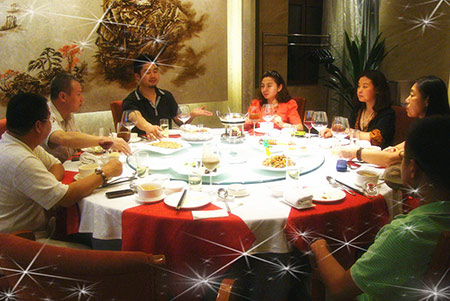 胡煜总裁、吕昕洁常务副总裁在新华网与其主要领导亲切洽谈