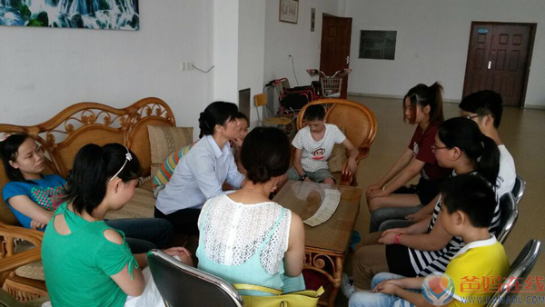 　　爸妈在线镇江心身健康咨询中心公益小组7月3日下午2点再次走进镇江福利院，让我们的爱永远和孩子们在一起!