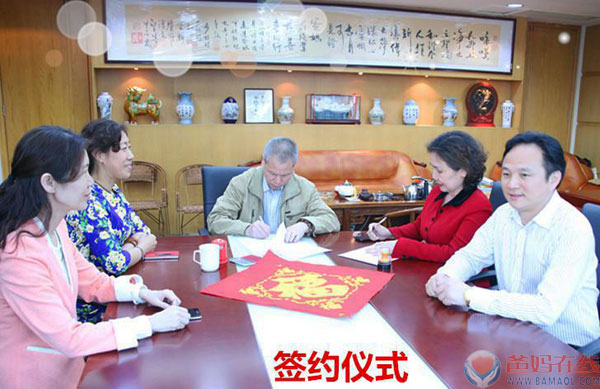 　　“圣缘甘泉”走进“爸妈在线”　　共同“为全人类和谐而努力奋斗”　　2015年4月14日，一个普通的日子，一个美好的日子，一个爸妈在线人幸福的日子，“圣缘甘泉”走进“爸妈在线”，为爸妈在线人带来了健康之水、返老还童之水。　　爸妈在线董事局主席夏建国先生;党委书记、董事局副主席吕明臻女士;董事局副主席、副总裁杨萍女士与深圳小湾里矿泉水有限公司总经理张嘉丽女士、副总经理刘发群先生进行了亲切的交流。　　深圳小湾里矿泉水有限公司总经理张嘉丽女士说：“爸妈在线是从事人类心身和谐崇高事业的企业，爸妈在线人以“为全人类和谐而努力奋斗”为历史使命，以“通过我们的爱创造一个和谐的世界”为愿景，以“实现全人类和谐”为信仰，你们在做世界上伟大的事业，作为我们深圳小湾里矿泉水有限公司，能够有缘走进爸妈在线，共同为全人类的心身和谐做一点事情，我们非常的幸运，感恩爸妈在线，感恩夏主席创建了爸妈在线，感恩爸妈在线人为社会做出的努力。”　　最后，深圳小湾里矿泉水有限公司与爸妈在线心身健康咨询股份有限公司达成战略合作伙伴，共同为“全人类和谐而努力奋斗”!　　附：　　“圣缘甘泉”——“返老还童水”　　“圣缘甘泉”是深圳小湾里矿泉水有限公司总经理张嘉丽女士，通过一年零两个月对水质、水温、流量、物化性状等进行一个水文年以上的连续观测，2014年隆重推出的一种高端的优质天然饮用水—“圣缘甘泉”　　“圣缘甘泉”是地球上非常稀有的天然含有氡和偏硅酸的大自然山泉，圣缘甘泉源于山水甲天下的桂林小湾里，来自海拔1486米高，从地下深层1830米往上穿透层层黑花岗岩涌活泉。喝过这水的人都说：圣缘甘泉不是有点儿甜，而是天然甘甜。圣缘甘泉作为源于广西莲花山脉、观音坪旁的大自然甘泉，被当地新寨村村民称为“返老还童水”。　　圣缘甘泉具有三个显著的优势对人体具有极大的保健优势，目前为止地球上还没有发现同时具备这三个优势的大自然山泉。　　一是低钠(每升平均含量为5.18毫克)。由于低钠具有保护心脏的功能作用，所以是很受欢迎的一种矿泉水。　　二是富含偏硅酸。偏硅酸中含有有益人体健康的微量元素，易被人体吸收，能有效地维持人体的电解质平衡和生理机能。具有恢复血管弹性、增加皮肤弹性、促进骨骼发育等作用。水中硅含量高低与心血管病发率呈负关，偏硅酸对人体具有良好的软化血管的功能，可使人的血管壁保持弹性，故对动脉硬化、心血管和心脏疾病能起到明显的缓解作用。　　三是富含氡。氡是能溶于水的一种放射性气体，半衰期为3.825d。氡矿泉水的作用就是利用氡在蜕变时所产生的α粒子的强电离作用。当含氡的矿泉水被饮入体内后，通过血液分布到人体各组织中，能够促进内分泌，加快细胞的代谢，分解血液中多余的胆固醇和毒性物质并排除体外，促进血液循环，对多种老年性疾病、慢性病、诸如神经性麻痹、瘫痪和风湿性关节炎、肠胃炎、心脏病、高血压和动脉硬化及糖尿病和痛风等疗效显著。　　张嘉丽女士认为，基于真实的比较优势(包括针对依云等世界顶级品牌矿泉水的品质优势)，圣缘甘泉在品牌矿泉水市场上完全符合其高端定位。基于医疗级矿泉水的功效， 她决定定量免费特供养老院及各类重大疾病治疗配合用水。