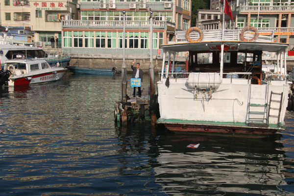 踏惊涛骇浪 感大海胸怀