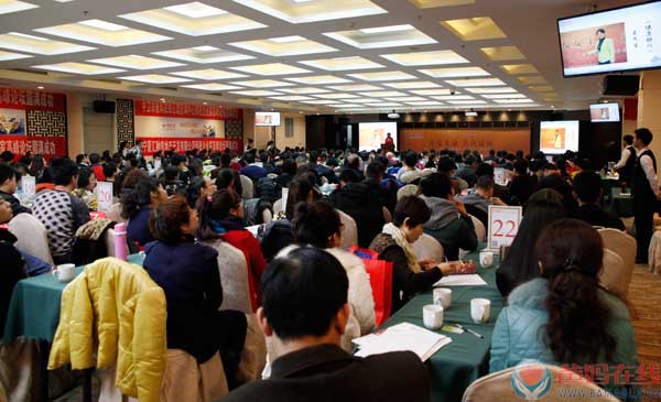 2014年1月9日上午9点，在银川市太阳神大酒店，为期三天两晚的爸妈在线“关爱生命 共筑健康”——企业家健康和企业发展高峰论坛第八场银川站拉开帷幕。