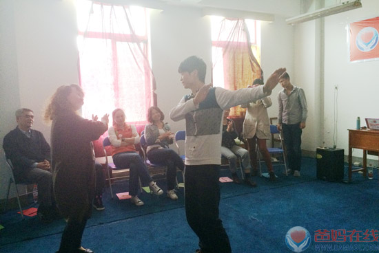 杨丽春主任为湖北高校主导心理剧工作坊