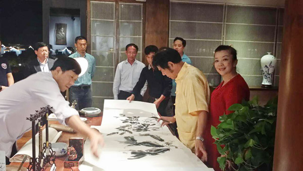 　　我是爱新觉罗溥光，我来自香港，叁山五岳开道，我来了;