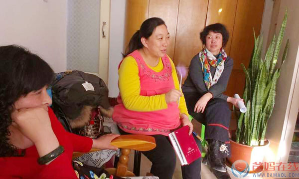 　　2015年2月，爸妈在线哈密心身健康中心的家人们聚在一起，举办2015年度第二次沙龙活动。国家注册心身养生导师陈玉清老师为大家带来一堂公益课心身养生技术之《食物养生》。　　朱晓萍老师用自己的专业知识为大家讲解中医的酸味与现代所说的酸性食物的区别。参加的老师们各抒己见，长了知识喽，非常开心。大家恭祝陈玉清老师顺利诞下宝宝。