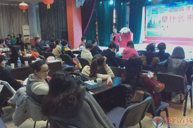 张婷老师为本次论坛致辞