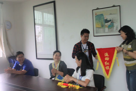 颁发优秀办公室流动红旗