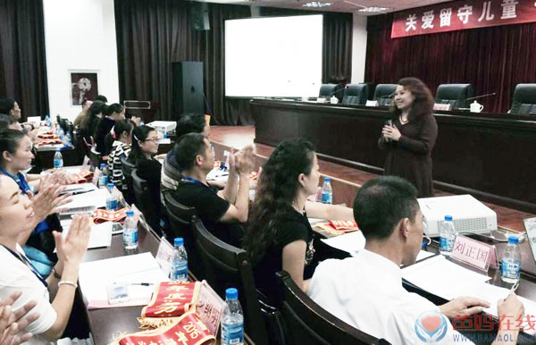 2015年9月9日在教师节来临之际,为了帮助山区教师拉近与留守儿童的距离,由共青团贵州省委、共青团青少年发展基金会,特邀爸妈在线心理剧学院院长、中国管理科学研究院学术专业委员会特约研究员杨丽春教授,为贵州省教育一线的100名山村优秀教师,讲授以"关爱留守儿童和困境儿童"的主题专题讲座。