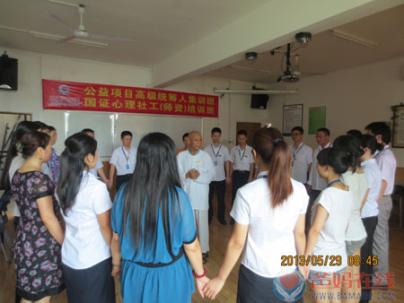 爸妈在线生命教育学院书记王一心来总部讲课