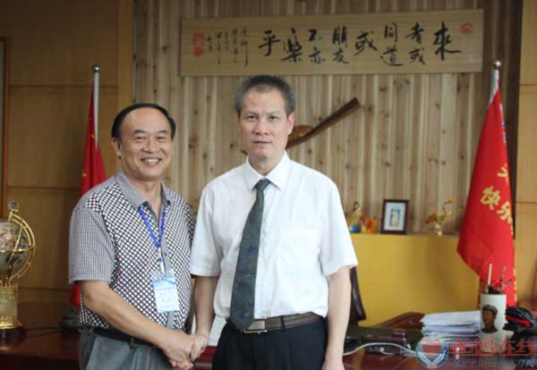 胡煜总裁陪同家人参观爸妈在线总部