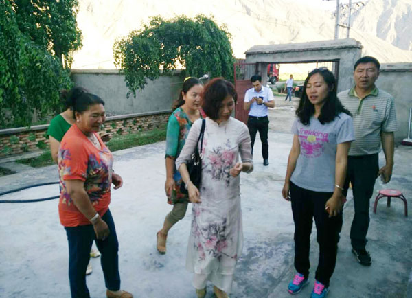 　　爸妈在线党委副书记杨萍一行赴灾区慰问纪实(一)　　入夏以来，全国各地如四川、安徽、湖南、湖北等部分地区遭遇暴雨洪灾，而新疆巴州也因遭遇短时强降水引发巴州局部地区洪灾，　　当地政府、武警、消防官兵、当地民众全力展开了救援工作。　　爸妈在线也时刻关注着全国各地发生的洪灾情况。　　2016年7月13日，爸妈在线党委副书记、董事局副主席、副总裁杨萍女士受爸妈在线董事局主席夏建国先生之托，代表爸妈在线集团公司，一大早就出发前往新疆和静县洪灾地区进行慰问献爱心活动。　　经过一天的车程在下午赶到了巴州和静县，在和静县副县长哈斯叶提·达吾提、县妇联主席巴都木才次克陪同下，又一起驱车赶往和静县受灾最重的巴伦台镇夏尔才克村进行慰问活动，爸妈在线库尔勒市心身健康中心主任田军也参加了此次慰问活动。　　来到巴伦台镇夏尔才克村，杨萍一行首先听取了村委工作组对农牧民受灾及连日来全村抗洪救灾情况的介绍，副县长哈斯叶提·达吾提(右二)进行讲话，爸妈在线党委副书记、董事局副主席、副总裁杨萍女士(左二)向大家介绍了爸妈在线总部在深圳，是一家有爱心的、责任感、从事心身健康事业的社会型企业，夏尔才克村委会被爸妈在线传播大爱的心理援助和爱心捐助行为所感动。　　听取汇报后，在县领导、村委会的带领下对此次受到洪水灾害的包联村的贫困户们进行慰问，当天杨萍女士一行慰问了贫困牧民苏友力、达尔杰、哈西三户家庭，与每户牧民贴心交流，了解牧民家庭受灾情况并送上了爱心捐助款。　　捧着手上的爱心捐款，他们心情激动的无法言语，其中一位牧民感动的说：”我会记住爸妈在线的“，受灾山区牧民表示感谢来自县委、县人民政府、爸妈在线及全社会的关爱和帮助，在今后的生活上一定树立自强不息的信心和决心，在全社会扶贫帮困的形势下，一定把自己的日子过好、过富裕，争取早日脱掉贫困的帽子。　　和静县妇联领导也感慨的说“洪水无情人有情，社会爱心暖人心”，并表示将与爸妈在线进一步合作，对所扶贫包联的巴伦台镇夏尔才克村及和静地区在开展心理援助的同时，进行心身健康、家庭和谐、子女成才教育，造福当地民众。　　爸妈在线党委副书记杨萍女士与少数民族家庭合影