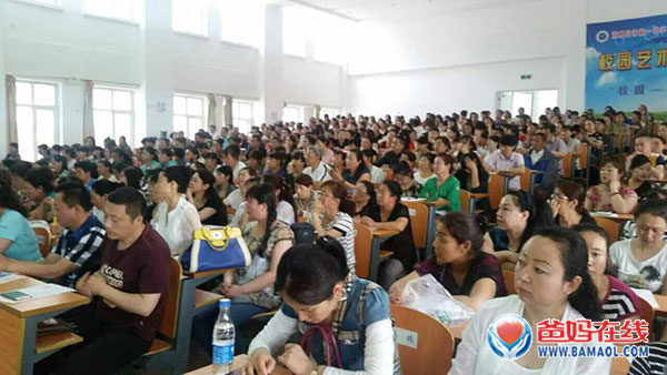 　　《黑龙江省中心主任陈景英为双鸭山市作家庭教育讲座》上《双鸭山日报》头条　　7月16日至17日，应市心理咨询中心邀请，爸妈在线黑龙江省心理咨询中心主任、国家二级心理咨询师陈景英来我市作了三场公益讲座。　　针对第一中学、一中附小的家长和社会有需求的家长群体，陈景英分别以《家长如何帮助孩子圆梦高考》、《家长好好学习 孩子天天向上》、《家长如何陪伴孩子健将快乐成长》为题，结合一系列的图片、视频、案例，通过互动和心理放松冥想等方式，从心理学角度深入浅出、幽默风趣地为家长们快速分析孩子的学习问题、影响孩子学习成绩的最大原因、当前家庭教育中出现的家长和孩子之间错误的沟通方式，揭示了家庭教育对孩子成长的重要性，并详细为家长提供了科学的家庭教育方法和行之有效的措施，唤醒家长内在爱的源泉，提升家长的育人智慧和能量，引导家长走上亲子共同学习成长之路，建立更加融洽和谐的亲子共处关系，培养孩子成为身心健康、全面发展的人。　　讲座结束后，陈景英还耐心解答家长们在教育孩子过程中遇到的各种困惑，受到家长们的一致好评。　　在三场讲座中，台上讲师讲得认真，台下家长听得仔细、记得认真，不时有掌声回荡在会场中，讲座在轻松愉悦的氛围下进行着。三场讲座内容丰富多彩、寓教于乐，为家长们带来了一场心灵滋润的及时雨。　　据了解，爸妈在线黑龙江省心理咨询中心是爸妈在线国际心身健康产业服务集团授权在黑龙江省唯一指定的省级分中心，陈景英作为该中心的负责人，自1998年以来一直从事学生心理辅导、家庭教育指导及学生学科问题调整等工作，有17年数理化中高考教学经验，被誉为“实战派学能专家”、“潜能动力提升专家”。她是中国关心下一代幸福工程高级讲师、高级家庭教育顾问，是《好孩子“N+1”培优计划》设计师、《中小学生五步高效学习法》研创人。