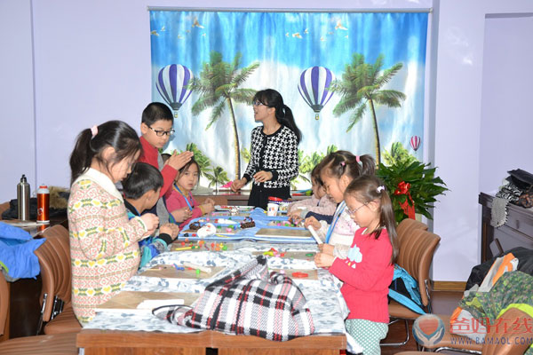 　　在新的一年里，爸妈在线廊坊心身健康咨询中心迎来了第一个儿童德、身、心冬令营活动。报名参与冬令营活动的儿童近三十余名，参与讲课的专业教师十余名。本次冬令营活动，真正的做到了让孩子在寒假期间过的充实、过的快乐。在潜移默化的学习当中成长，在各种特色游戏中进步。　　在短短的十天里，每一个孩子都有了一个大幅度的提升，在道德品质方面也有了更深的理解。公司为孩子们开设了《沙盘游戏》、《软陶游戏》、《思维导图》、《户外拓展》、《品德培育》、《论语经典诵读》、《艺术绘画》等一系列经典课程。这些课程满足了孩子的好奇心，开发了孩子的想象力，从而得到评。　　论语经典诵读白老师在与孩子们一同诵读论语　　老师们在带领孩子做沙盘游戏、　　老师们在带领孩子制作软陶　　及老师在教孩子们学习艺术绘画　　孩子的家长与孩子一起参加最后一堂诵读课，一起举行结业仪式　　参与冬令营的师生集体合影留念　　详情登陆爸妈在线廊坊中心官网http://www.bamaol.com/zx/hblf　　咨询电话0316--2607572