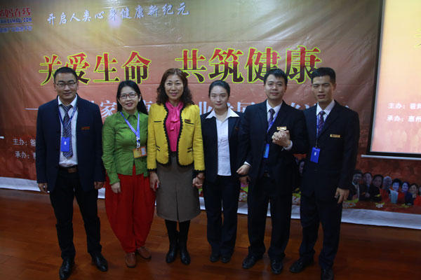 2016年1月4日，爸妈在线“关爱生命 共筑健康”企业家健康和企业发展高峰论坛的爱心圣火火炬和健康仍在传递中，与参会的企业家朋友继续分享爱与健康。爸妈在线副总裁、爸妈在线健康讲师团首席讲师徐建寿，倾力为企业家朋友分享了他的品牌课程《企业家的生存之道》和《幸福家庭顶层设计》用爱经营企业——《企业家的生存之道》徐老师是国内最受欢迎的文化齐家专家，有对国学深入研究及应用的心得，他从传统文化和传统文字入手，为企业家深度剖析“生存”、“责任”等支撑人类精神和物质世界的理念，从本质上解决企业家的经营问题，从根本上把前瞻而实用的方案渗透到企业家的头脑里。“寓使命于幽默中，蕴哲理于谈笑间”，风趣幽默的语言对在场的企业家具有吸引力和感染力，积极的与企业家互动，极大的带动了现场的气氛，得到了意想不到的后续效果。用心经营家庭：“家庭坐标，也是家庭原则:向上、向前、向善”——《幸福家庭顶层设计》徐老师也将传统的文化在现代家庭中得到很好的运用与传承，他被誉为最有成效的幸福家庭引领师、最值得信赖的青少年成长教练。在家庭幸福和亲子教育方面，徐老师从两方面入手，为企业家讲述了夫妻关系和孩子的教育。他说夫妻关系即是男女关系，主张双方的奉献与陪伴，如何才能使夫妻关系和谐是家庭幸福的重要课题。在孩子的教育上，他为在座的企业家家长描绘出了一棵树，而孩子就是这棵大树，并详细的为大家讲解这棵树的枝干，清晰的为大家指明了如何教育好孩子的方向。这些宝贵的理念和道理徐老师要大家反复咀嚼，真正让企业家吸收进去。徐建寿老师在这一天中传递了无数正能量，深入浅出，鞭辟入里，不仅说得有理有趣，而且简单、直接、易懂、具有落地执行的工具与措施。大家都感叹在这一天中的收获异常的丰厚。更有众多企业家纷纷预约徐老师，想要更加深入的交流。徐老师也对大家认真的听了他的课程表示真诚的感谢。