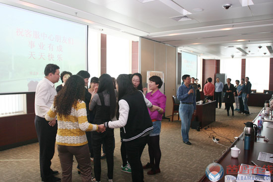 　　4月23日、24日，应天津市津燃华润燃气公司邀请，爸妈在线咨询师常志旭，先后两场为燃气客服中心员工做职场减压培训。　　燃气客服中心是面对燃气用户的服务窗口，为天津市260万用户提供24小时的热线服务。职业特点需要每一位员工都要具备良好的心理素质。然而随着工作年限的增长，各类疑难问题的增加，员工职场压力越来越大。有的回家心静不下来，有的把委屈向家人发泄，甚至有的夜里做恶梦。　　常志旭老师以“端水杯的感觉”小实验为开场，说明职场压力是工作本身、人际关系、环境因素等诸多因素给我们造成的一种紧张感。适当的压力可以使人充实和上进，但是，压力过大或者这种紧张感过于持久则会出现焦虑烦躁，抑郁不安等心理障碍，乃至心理疾病。　　培训中，常老师用测试题和观察图片的方法，让员工知道自己的职场压力程度;用大量实例说明压力源头;提出放松、转移、升华三种减压的具体做法。现场，助教王东燕老师引导员工做了催眠放松的体验。　　客服中心领导和员工都感觉这次培训别开生面、生动有效，表示要拟定日常进行心理培训的方案。　　运用图片测试客服人员心理压力程度　　为员工讲解缓解压力方案　　指导员工做心理相容游戏　　助教指导客服人员做催眠放松