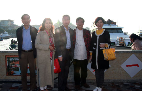 踏惊涛骇浪 感大海胸怀