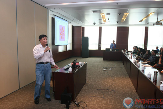 　　4月23日、24日，应天津市津燃华润燃气公司邀请，爸妈在线咨询师常志旭，先后两场为燃气客服中心员工做职场减压培训。　　燃气客服中心是面对燃气用户的服务窗口，为天津市260万用户提供24小时的热线服务。职业特点需要每一位员工都要具备良好的心理素质。然而随着工作年限的增长，各类疑难问题的增加，员工职场压力越来越大。有的回家心静不下来，有的把委屈向家人发泄，甚至有的夜里做恶梦。　　常志旭老师以“端水杯的感觉”小实验为开场，说明职场压力是工作本身、人际关系、环境因素等诸多因素给我们造成的一种紧张感。适当的压力可以使人充实和上进，但是，压力过大或者这种紧张感过于持久则会出现焦虑烦躁，抑郁不安等心理障碍，乃至心理疾病。　　培训中，常老师用测试题和观察图片的方法，让员工知道自己的职场压力程度;用大量实例说明压力源头;提出放松、转移、升华三种减压的具体做法。现场，助教王东燕老师引导员工做了催眠放松的体验。　　客服中心领导和员工都感觉这次培训别开生面、生动有效，表示要拟定日常进行心理培训的方案。　　运用图片测试客服人员心理压力程度　　为员工讲解缓解压力方案　　指导员工做心理相容游戏　　助教指导客服人员做催眠放松